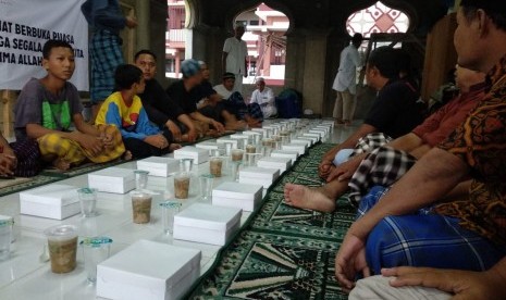 Buka bersama warga kurang mampu yang diselenggarakan pemerintah provinsi DKI Jakarta bersama Aksi Cepat Tanggap (ACT) di Pademangan, Jakarta, Sabtu (19/5).