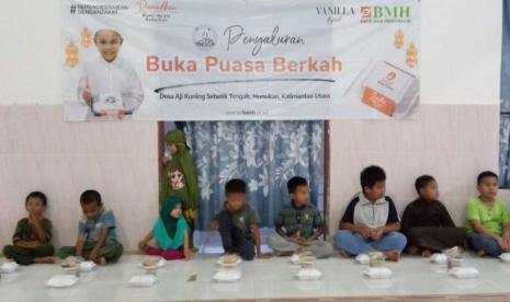 Buka Puasa Berkah merupakan kolaborasi Laznas BMH dengan Vanila Hijab.