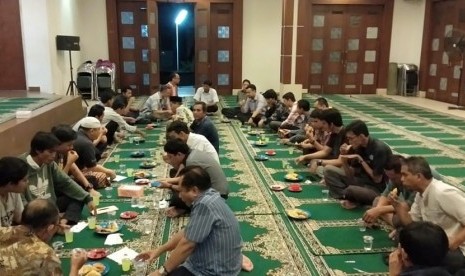 Buka puasa bersama di Masjid Al-Fath BSI, Bumi Serpong Damai (BSD), Tangerang Selatan (Tangsel), Banten.
