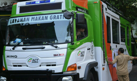 Buka puasa bersama Humanity Food Truck ACT yang digelar di Balai  Kota Yogyakarta, Senin (13/5). 