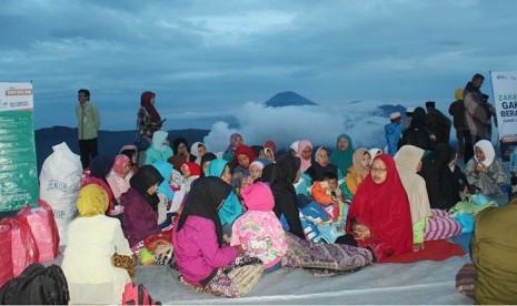 Buka puasa bersama LMI di  Puncak Pananjak Bromo.