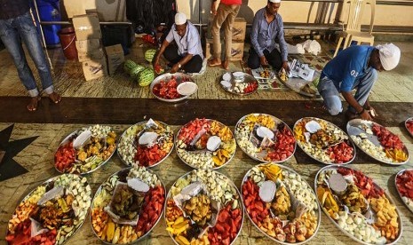 Persiapan jelang buka puasa bersama umat Islam di Masjid Shams, Mumbai, India.   (EPA/Divyakant Solanki)