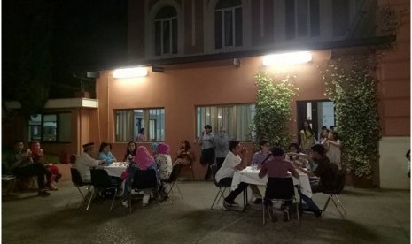 Buka puasa dengan Perhimpunan Pelajar Indonesia (PPI) di ROma, Italia.