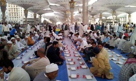 Buka puasa di Masjid Madinah.