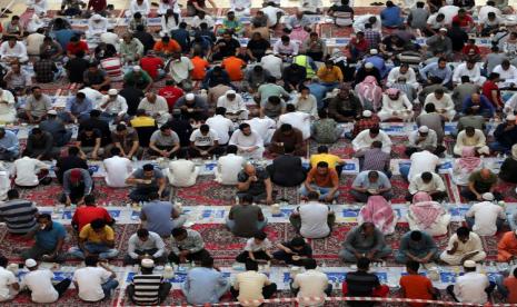 Buka puasa di masjid Nabawi.