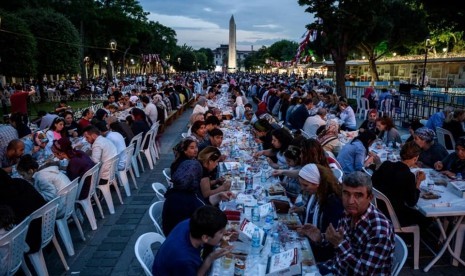 Turki Imbau Masyarakat Jaga Jarak Selama Ramadhan. Buka puasa di pelataran Masjid Biru (Blue Mosque), Istanbul. Turki.