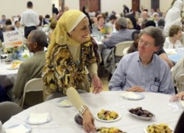 Buka puasa lintas keyakinan di Masjdi Parma, Ohio, Amerika Serikat, Ahad (7/8/2011)