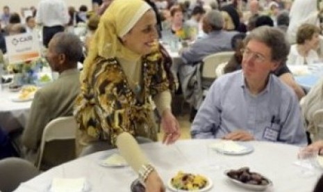 Buka puasa lintas keyakinan di Masjdi Parma, Ohio, Amerika Serikat, Ahad (7/8/2011)