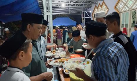 Buka puasa LMI di Desa Mandiri, Kecamatan Tomoni, Luwu Timur, Sulsel.