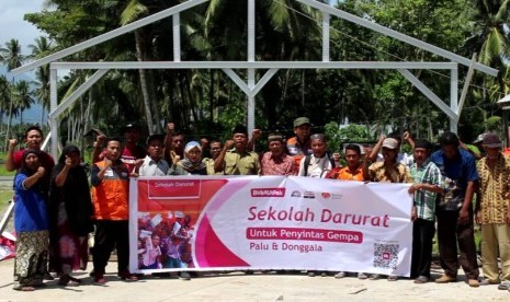 Bukalapak bersama Rumah Zakat melakukan pemancangan tiang pertama pembangunan sekolah darurat di MI Sintuvu Singgani Dusun V Desa Baluase Kecamatan Dolo Selatan Kabupaten Sigi, Selasa siang (13/11). 