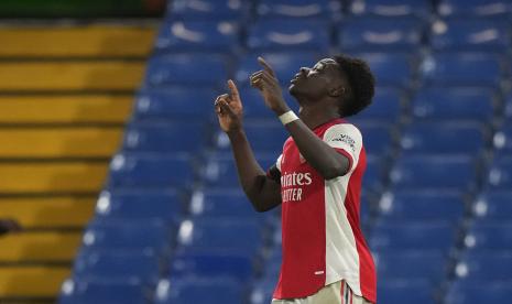 Bukayo Saka dari Arsenal melakukan selebrasi usai mencetak gol. Bukayo Saka diragukan bisa memperkuat Arsenal saat menghadapi Tottenham Hotspur dalam derbi London Utara, Kamis (12/5/2022).