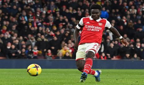 Bukayo Saka dari Arsenal mencetak gol pembuka pada pertandingan sepak bola Liga Utama Inggris antara Arsenal melawan Brighton & Hove Albion di Stadion Falmer, Inggris, Ahad (1/1/2023) dini hari.