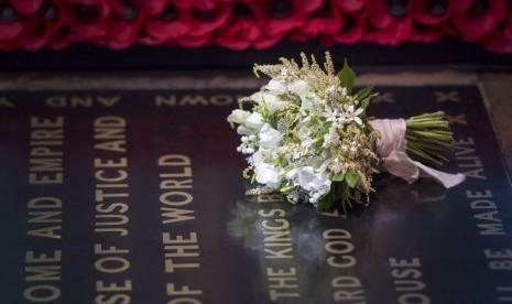 Buket pengantin Meghan Markle di Grave of Unknown Warrior di Westminter Abbey. Peletakan buket merupakan salah satu tradisi kerajaan Inggris.