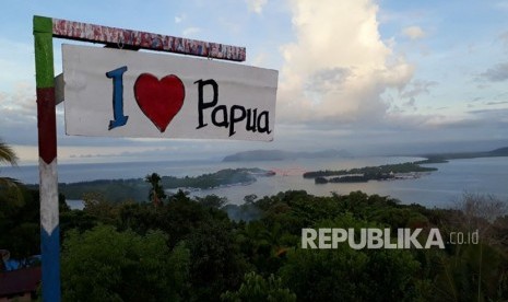 Bukit Jokowi Skyline yang menjadi tempat wisata murah meriah bagi masyarakat yang menyuguhkan lansekap Jembatan Holtekamp dan Teluk Youtefa, Kota Jayapura, Provinsi Papua.