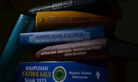 Apakah Rekomendasi MUI dan Ormas Islam soal Al Zaytun Harus Ditaati Pemerintah dan Umat? Foto: Buku-buku fatwa (ilustrasi).