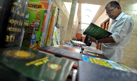 Buku-buku Islam yang dijajakan di sebuah etalase salah satu perkantoran di Jakarta.