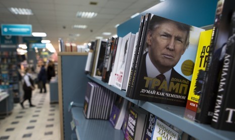 Buku Donald Trump dalam bahasa Rusia