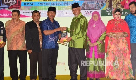 Buku 'H Mahyeldi Ansharullah: Sepenggal Kisah Perjuangan Sang Da'i' diluncurkan di Kota Padang, Ahad (26/11). Peluncuran buku juga dimeriahkan dengan Festival Literasi dan Edukasi. Wartawan senior Republika, Irwan Kelana, menjadi salah satu pembicara dalam diskusi mengenai perkembangan literasi di Indonesia. 