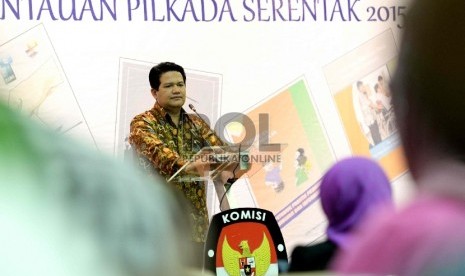 Buku Hasil Pemantauan Pemilu. (dari kiri) Ketua KPU Husni Kamil Manik, Komisioner DKPP Nur Hidayat Sarbini, dan Ketua Bawaslu Mohammad sebelum peluncuran buku hasil pemantauan Pemilu 2014 oleh JPPR di KPU, Jakarta, Kamis (21/5).