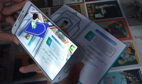 Buku iShalat Tuntunan Shalat berteknologi 3D augmented reality (AR) yang diluncurkan ME Creative di kantor MUI Pusat, Selasa (13/8). 