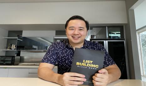 Buku List Building Black Book karya Denny Santoso.