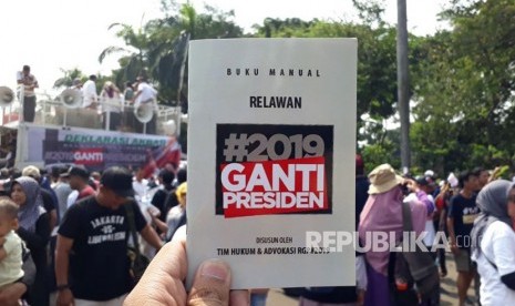 Manual book of #2019GantiPresiden volunteer given during grand declaration of national volunteer of the #2019GantiPresiden movement in Monas area, Jakarta, Sunday (May 6). 