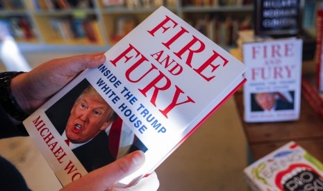 Buku Michael Wolff tentang Trump dan Gedung Putih berjudul ’Fire and Fury' dijual di sebuah toko buku di Georgia, Amerika Serikat, Jumat (5/1). 