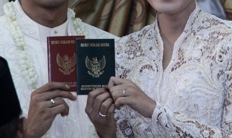 Islam mengajarkan suami istri saling menutupi aib. Ilustrasi buku nikah (ilustrasi)