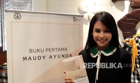 Buku Pertama Maudy Ayunda, Dear Tomorrow di Jakarta, Senin (30/4).