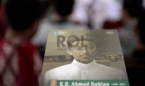 Buku tokoh KH Ahmad Dahlan dalam rangka Peringatan Hari Kebangkitan Nasional ke-107 diberikan kepada pengunjung saat pembukaan pameran di Museum Kebangkitan Nasional, Jakarta, Selasa (20/10).