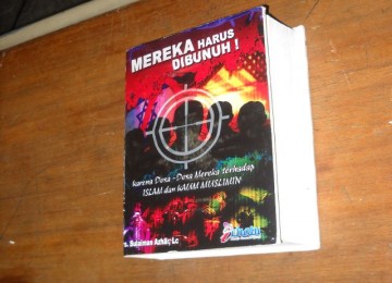 Buku yang ada di dalam paket bom untuk Ulil Abshar