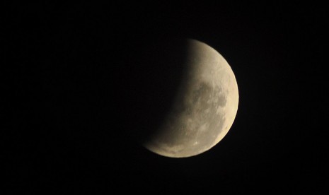 Bulan masih tertutup bayangan penumbra bumi (parsial), saat gerhana bulan diabadikan dari kawasan Umbul Sidomukti, Kecamatan Bandungan, kabupaten Semarang, Rabu (31/1). Cuaca mendung mengakibatkan fase terjadinya gerhana bulan total ini tidak dapat dilihat secara utuh dari lokasi ini.