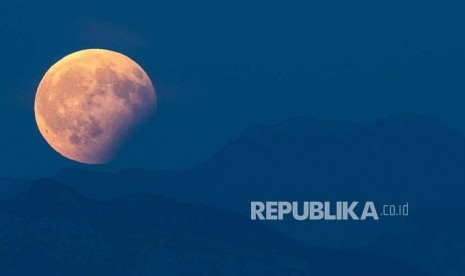 Soudah Development Saudi Luncurkan Beasiswa Swiss. Foto:  Bulan purnama memasuki bayangan penumbra menjelang gerhana tampak di Pegunungan Alpen, Swiss.