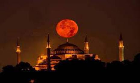 Bulan purnama penuh (Supermoon) di atas Masjid Hagia Sophia, Istanbul.Sholat tarawih akan kembali digelar di Masjid Hagia Shophia Turki