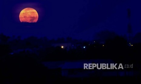 Bulan purnama terang memerah dan besar saat fajar jelang terjadi gerhana bulan dan fenomena Supermoon terlihat diatas langit Kota Lhokseumawe, Aceh, Senin (21/1/2019). 