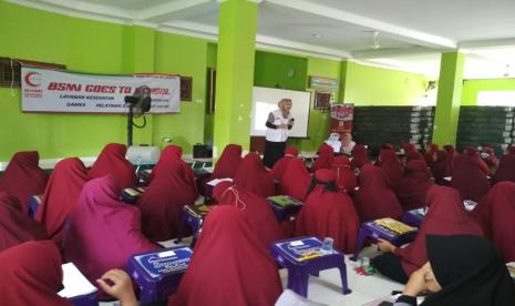 Bulan Sabit Merah Indonesia (BSMI) Provinsi Jakarta memberikan edukasi terkait dampak dan bahaya LGBT kepada para santri di Pesantren Rumah Quran Umar Bin Khattab Bogor, Jawa Barat, Ahad (14/8/2022).