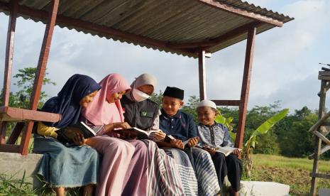 Bulan suci Ramadhan sangat erat kaitannya dengan kitab suci Alquran.