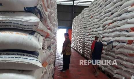 Bulog Divre Sumbar terpaksa menyewa gudang milik swasta untuk menampung 7.500 ton beras impor asal Vietnam. Bila impor tetap dilanjutkan, maka Bulog harus menyewa gudang lain dengan biaya ratusan juta perbulan. 