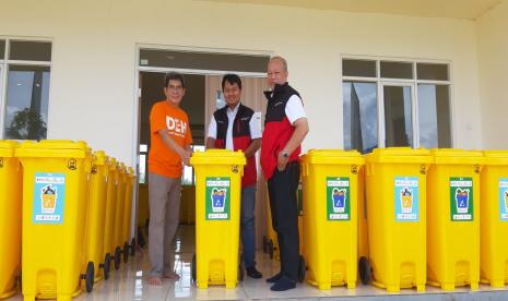 BUMD MUJ memberikan 150 unit tempat sampah berukuran 120 liter, 2 unit megaphone untuk mengedukasi pengunjung agar tidak membuang sampah sembarangan dan 1 unit timbangan untuk memilah sampah.