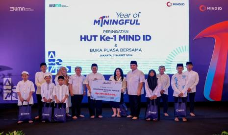 BUMN Holding Industri Pertambangan atau Mining Industry Indonesia (MIND ID) membagikan santunan anak yatim dan bantuan sembako kepada masyarakat pada peringatan 1 tahun perseroan yang jatuh pada 21 Maret 2024.