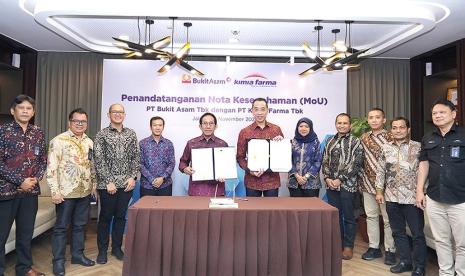 BUMN Holding Industri Pertambangan MIND ID berkomitmen untuk meningkatkan kualitas kesehatan masyarakat sekitar tambang. Komitmen ini diwujudkan melalui penandatanganan Nota Kesepahaman (MoU) kerjasama Grup MIND ID PT Bukit Asam Tbk (PTBA) dan PT Kimia Farma Tbk (KAEF).