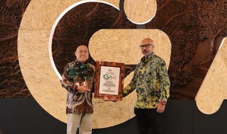 BUMN Holding Industri Pertambangan MIND ID melalui salah satu anggotanya, PT Bukit Asam Tbk (PTBA), berhasil meraih penghargaan di ajang Indonesia Green Awards (IGA) 2024. PT Bukit Asam Tbk mendapat predikat The Promising karena berhasil meraih 2 penghargaan, yaitu kategori Rekayasa Teknologi Dalam Menghemat Energi/Penggunaan Energi Terbarukan dan Mengembangkan Keanekaragaman Hayati.