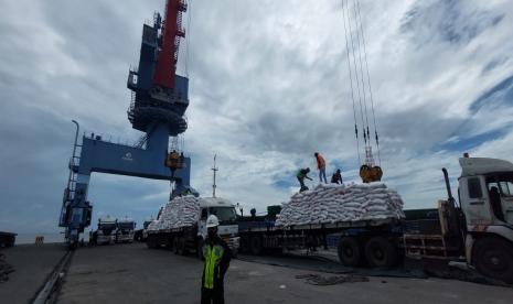 BUMN Pangan ID FOOD akan merealisasikan penugasan pengadaan gula untuk memenuhi kebutuhan Ramadan dan menjelang hari raya Idul Fitri tahun 2023 di Pelabuhan Tanjung Priok, Sabtu (1/4/2023). Kementerian Perdagangan memastikan kebijakan impor gula yang tiba bertahap pada tahun ini tidak akan mengganggu produksi dalam negeri.