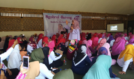 Bunda Elly Farida, dalam acara Ngobrol Bareng dengan tema Perempuan Dalam Mengisi Hari Pahlawan yang digagas Empiris dan berlangsung di Taman Herbal Insani, Depok, Senin (11/11).