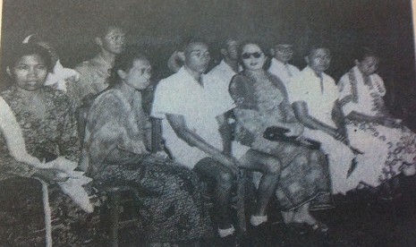 Bung Hatta dan nyonya menunggu giliran nyoblos pada pemilu 1955.