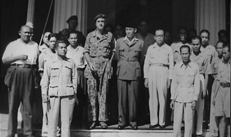 Bung Karno dan Bung Hatta ketika ditangkap Belanda pada waktu Agresi Belanda II di Yogyakarta.