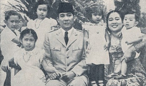 Bung Karno dan Fatmawati seserta keluarga.