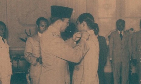 Bung Karno melantik TB Simatupang dalam sebuah acara kenegaraan