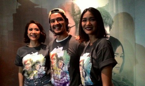 Bunga Citra Lestari (kiri) bersama pemeran Mooncake Story lainnya, Morgan Oey dan Dominique Diyose.