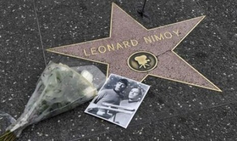 Bunga dan foto diletakkan di atas Hollywood Walk of Fame atas nama Leonard Nimoy di Hollywood Boulevard, LA.